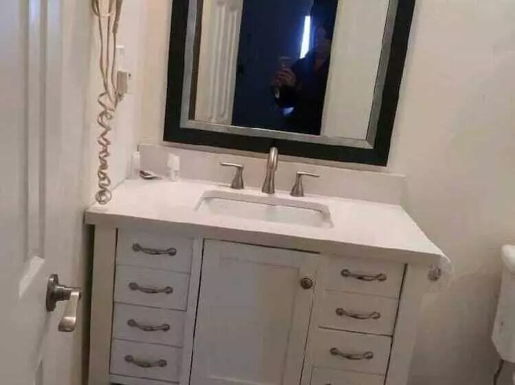 فندق Hobbs Family Inn