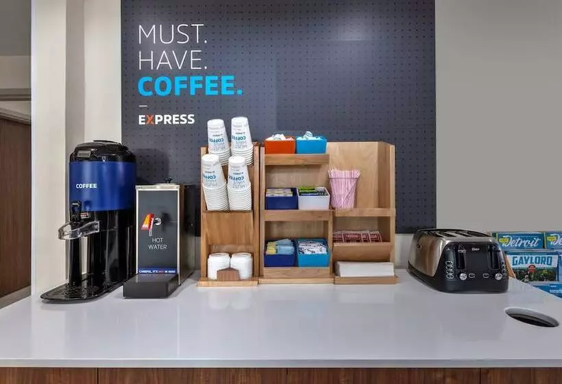 فندق Holiday Inn Express Detroit Warren/general Motors Technology Center, An Ihg