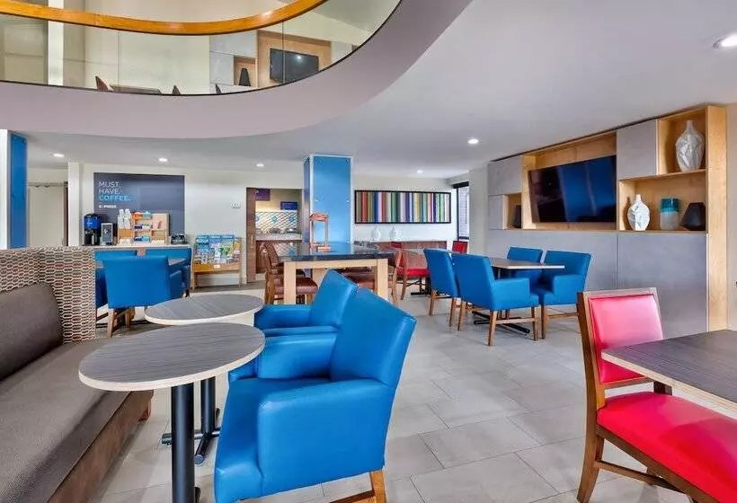 فندق Holiday Inn Express Detroit Warren/general Motors Technology Center, An Ihg