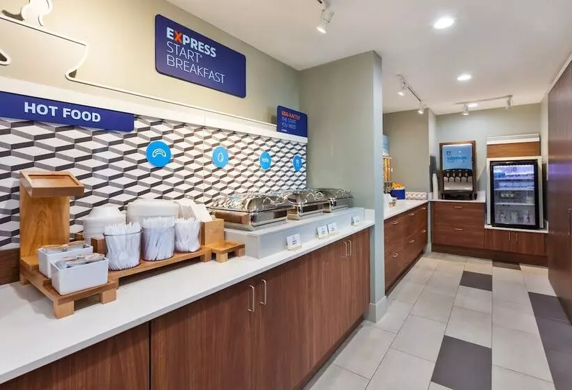 فندق Holiday Inn Express Detroit Warren/general Motors Technology Center, An Ihg