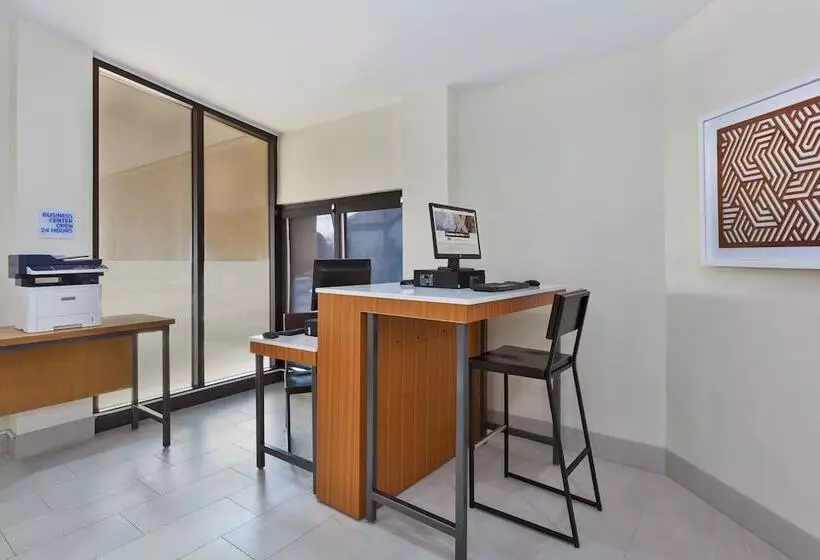 فندق Holiday Inn Express Detroit Warren/general Motors Technology Center, An Ihg