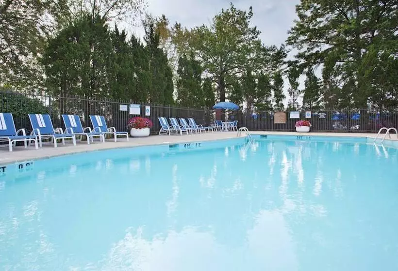 فندق Holiday Inn Express Detroit Warren/general Motors Technology Center, An Ihg