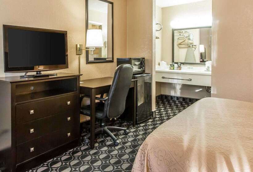 Otel Quality Inn Ada Near University