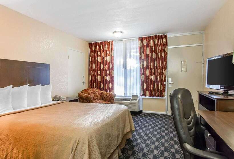 Otel Quality Inn Ada Near University