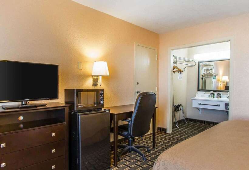 Otel Quality Inn Ada Near University