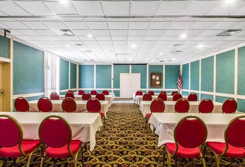 Hotelli Quality Inn Ada Near University