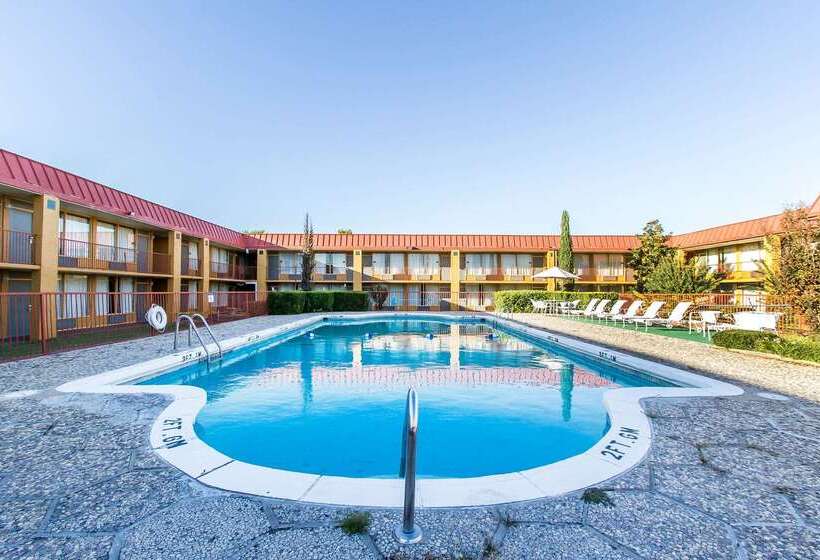 Otel Quality Inn Ada Near University