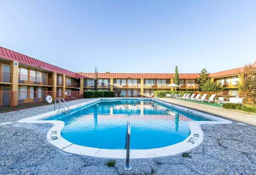 Hotelli Quality Inn Ada Near University