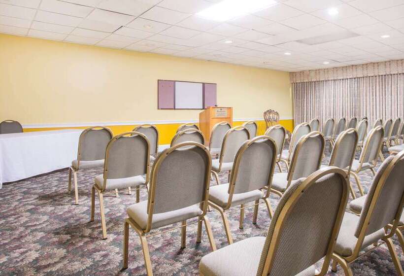 فندق Ramada By Wyndham & Suites Warner Robins