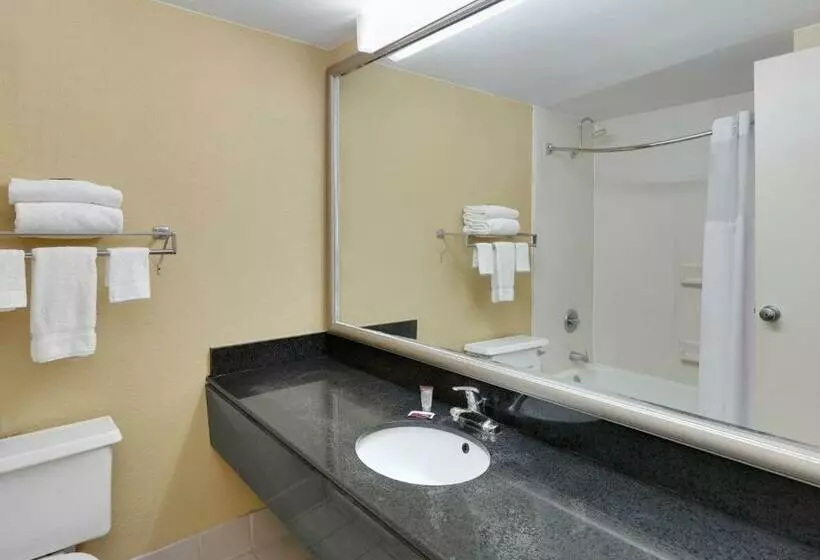 فندق Travelodge By Wyndham Texarkana