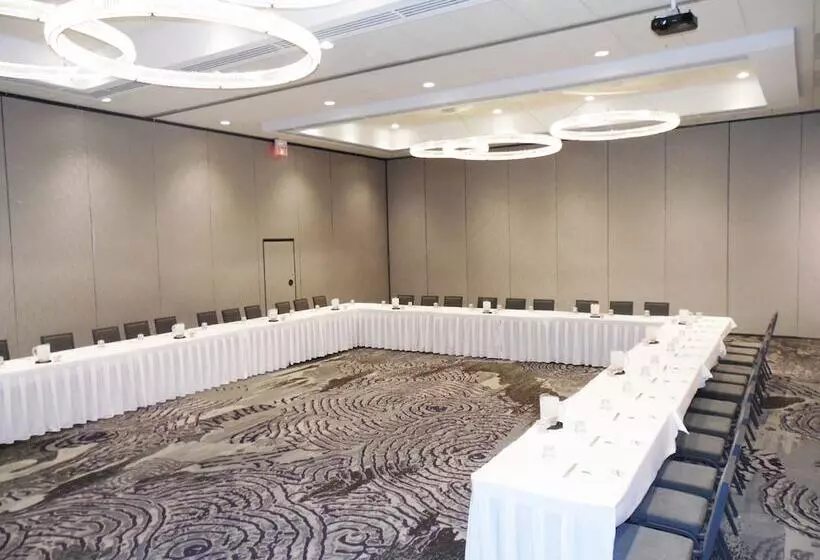 Hotel Holiday Inn Chicago Nw Crystal Lk Conv Ctr, An Ihg