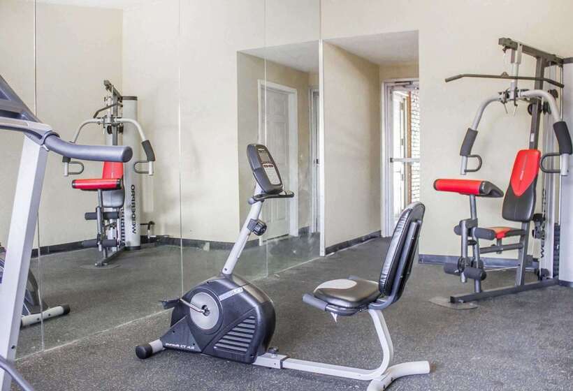 בית מלון כפרי Rodeway Inn Huntington Station Melville