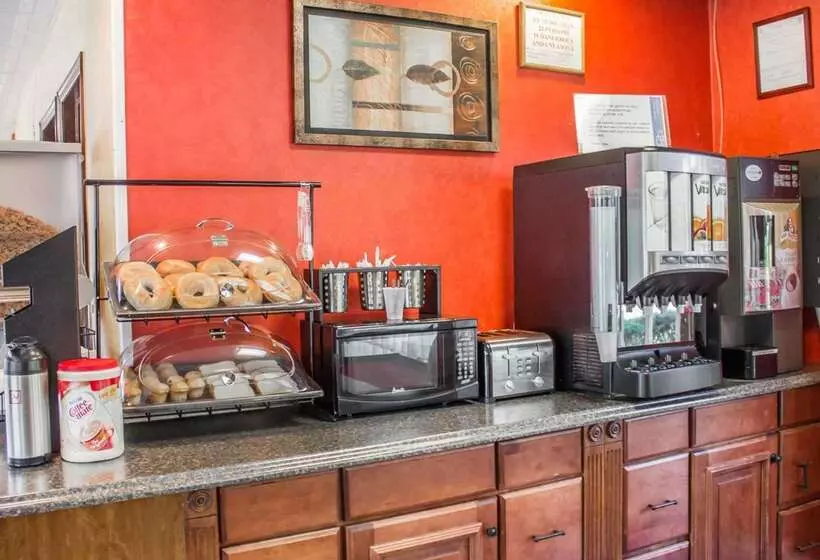 Отель Rodeway Inn Huntington Station  Melville