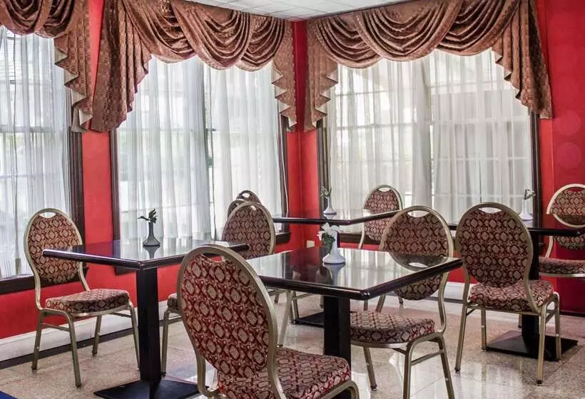 Отель Rodeway Inn Huntington Station  Melville