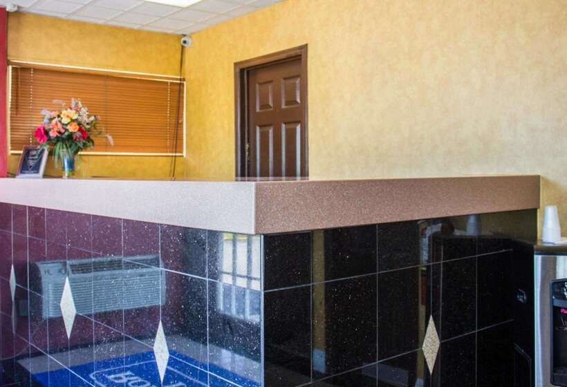 בית מלון כפרי Rodeway Inn Huntington Station Melville