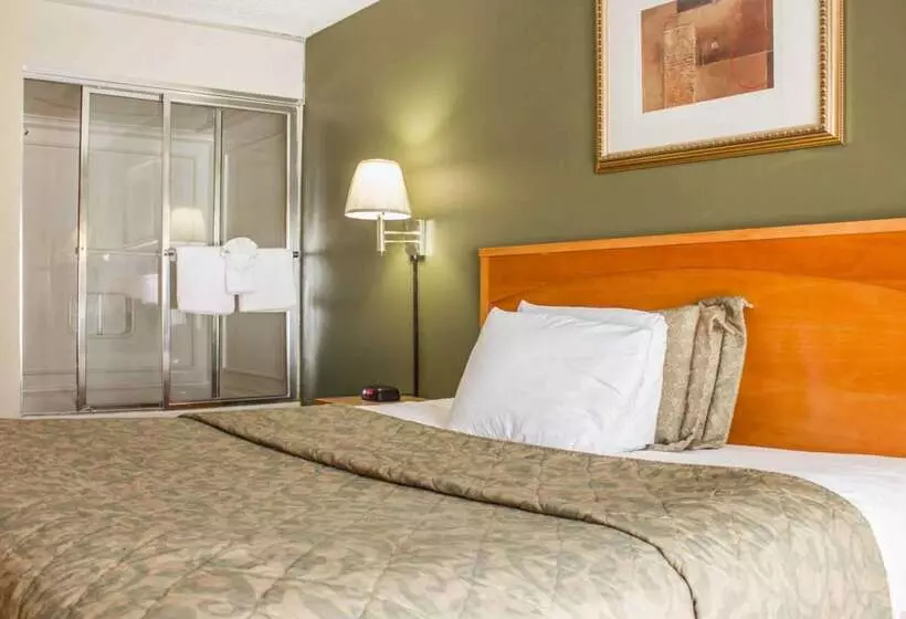 Отель Rodeway Inn Huntington Station  Melville