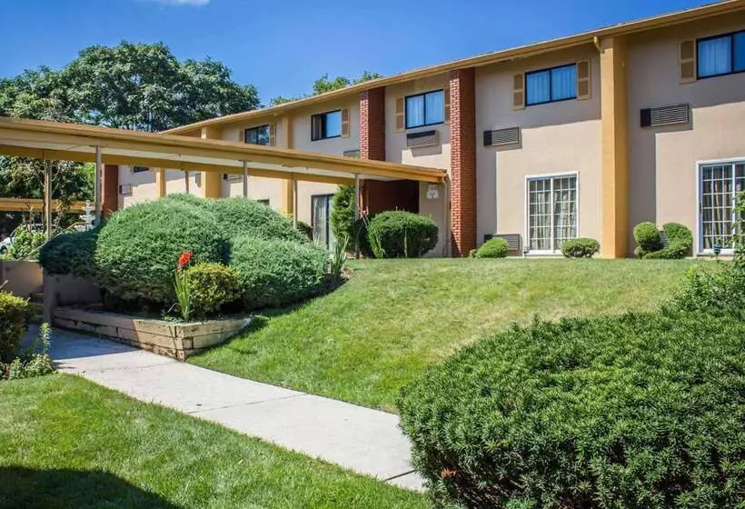 Отель Rodeway Inn Huntington Station  Melville