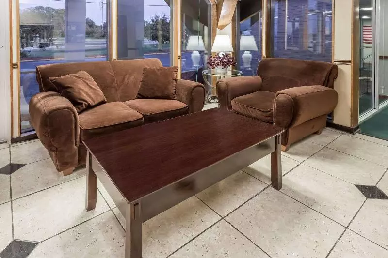 Отель Rodeway Inn & Suites Rockford