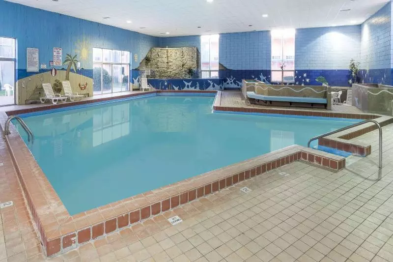 Отель Rodeway Inn & Suites Rockford