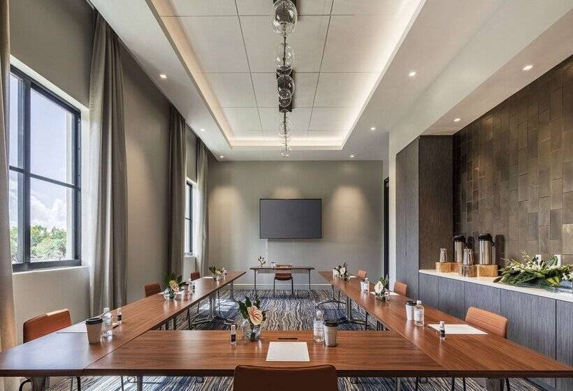 THesis Hotel Miami Coral Gables, Curio Collection by Hilton