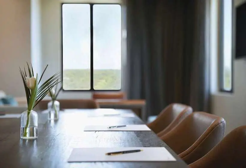 THesis Hotel Miami Coral Gables, Curio Collection by Hilton