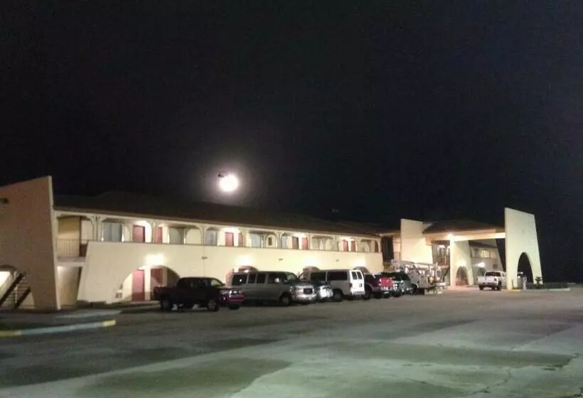 בית מלון כפרי Hometown Inn & Suites