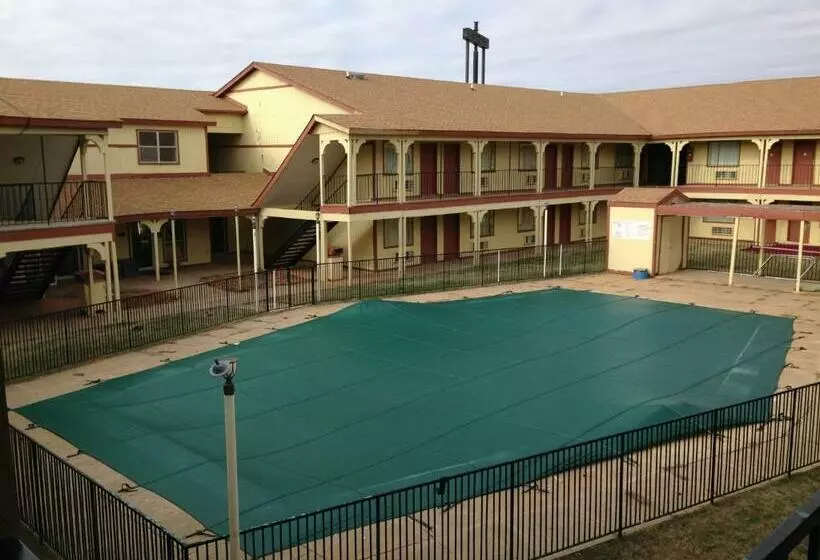 בית מלון כפרי Hometown Inn & Suites