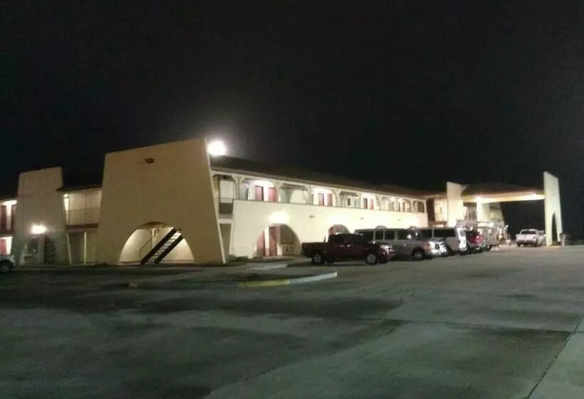 בית מלון כפרי Hometown Inn & Suites