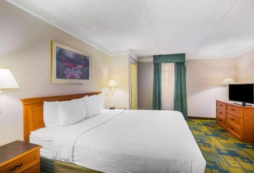 Otel Super 8 By Wyndham Eagle Pass