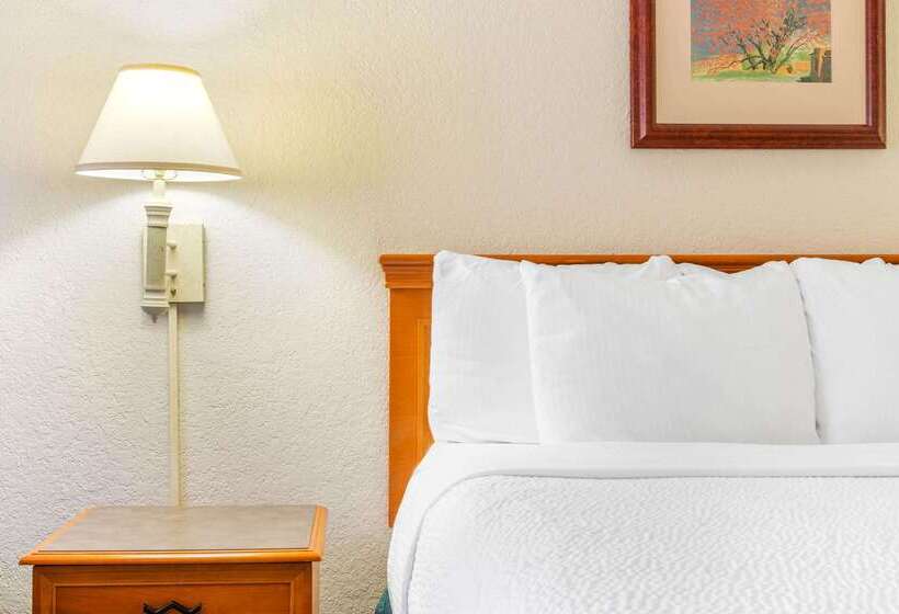 فندق Super 8 By Wyndham Eagle Pass