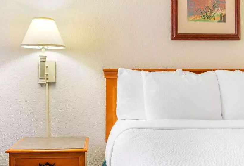 Otel Super 8 By Wyndham Eagle Pass