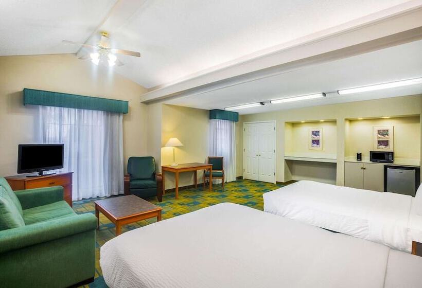 فندق Super 8 By Wyndham Eagle Pass