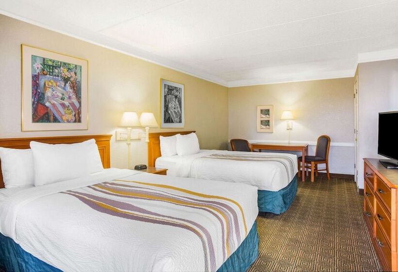 فندق Super 8 By Wyndham Eagle Pass