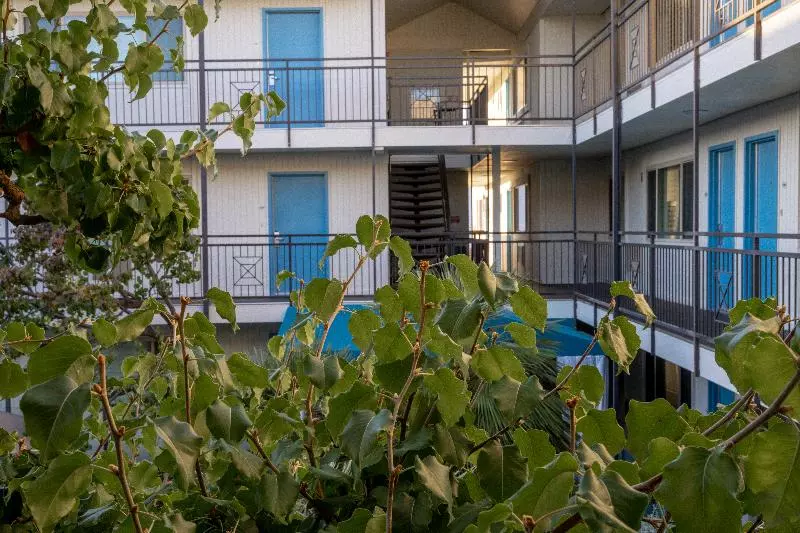 فندق Marin Suites