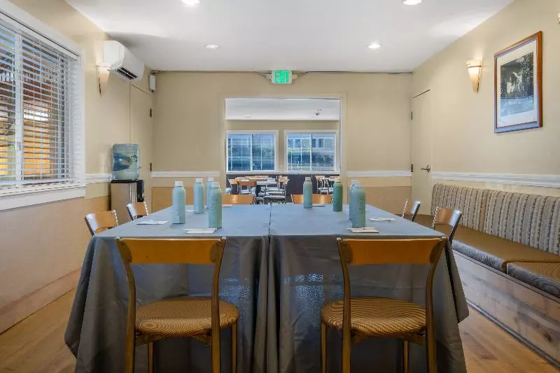 فندق Marin Suites