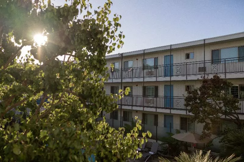 فندق Marin Suites