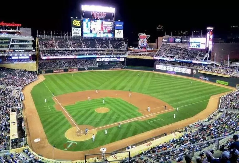 בית מלון כפרי Minneapolis Marriott City Center