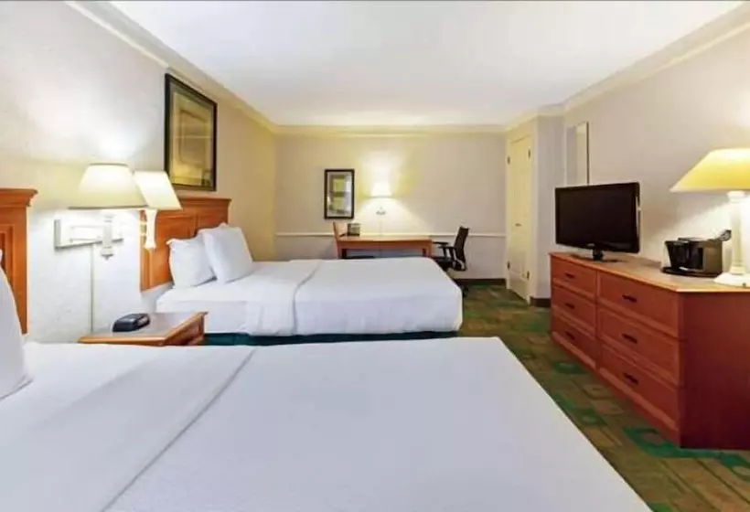 فندق Rodeway Inn