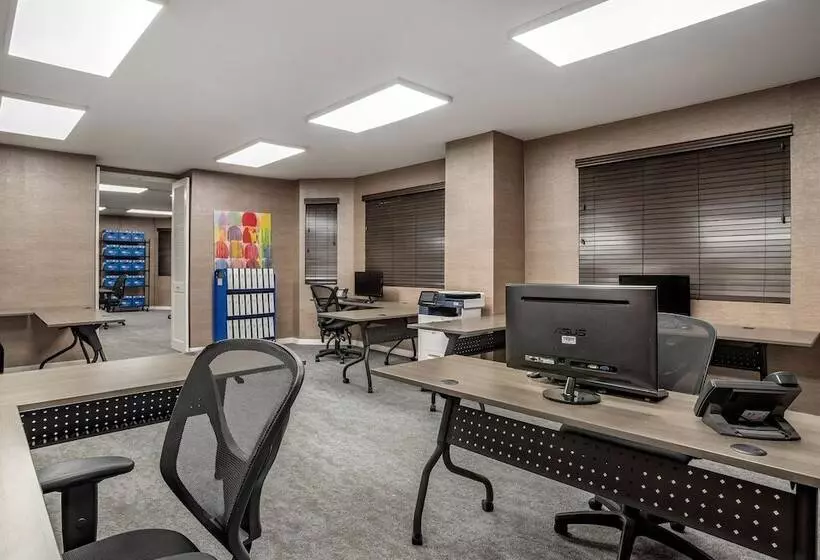 בית מלון כפרי Sheraton Suites Wilmington Downtown