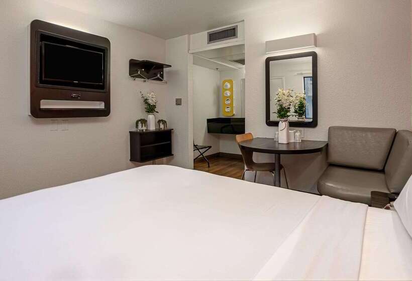 Motel 6carlsbad, Ca Beach