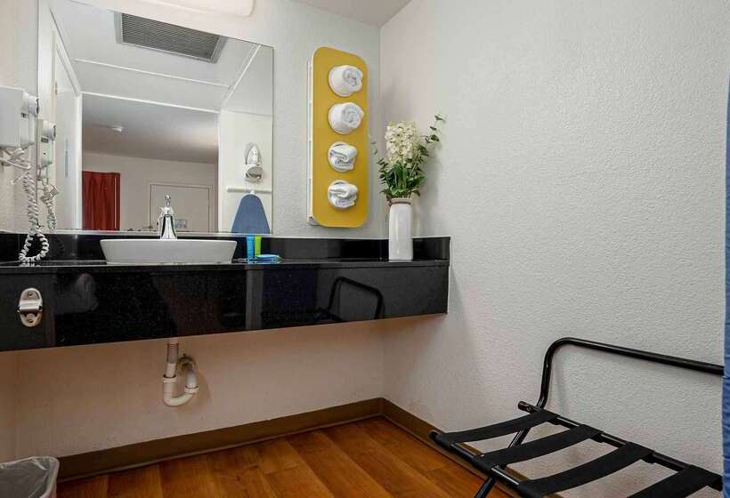 Motel 6carlsbad, Ca Beach