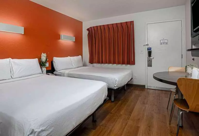 Motel 6carlsbad, Ca Beach