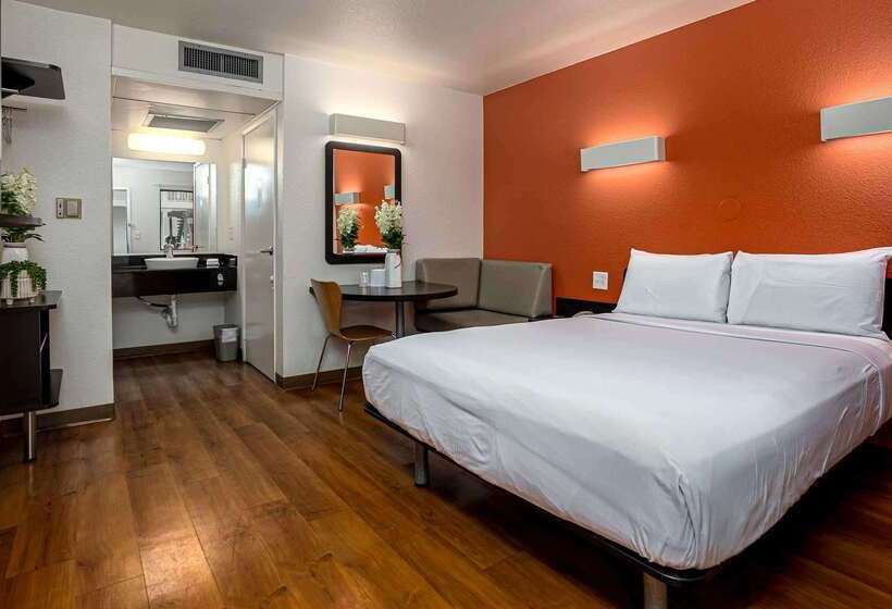 Motel 6carlsbad, Ca Beach