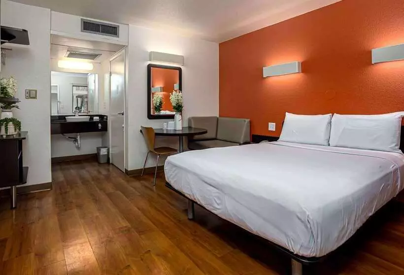 Motel 6carlsbad, Ca Beach