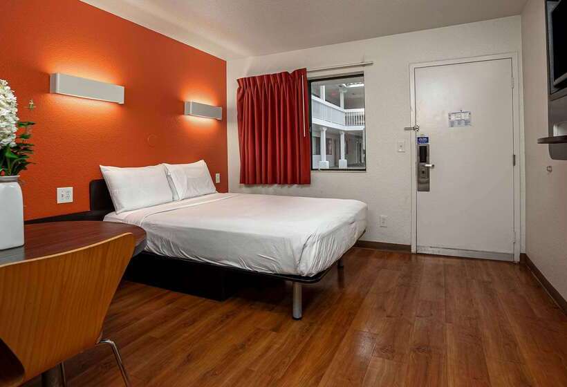 Motel 6carlsbad, Ca Beach