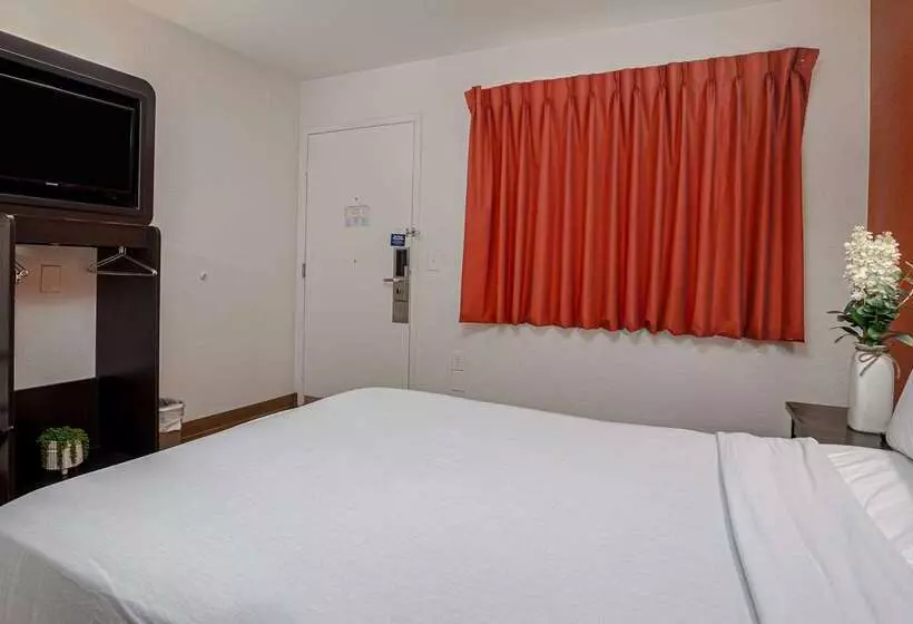 Motel 6carlsbad, Ca Beach