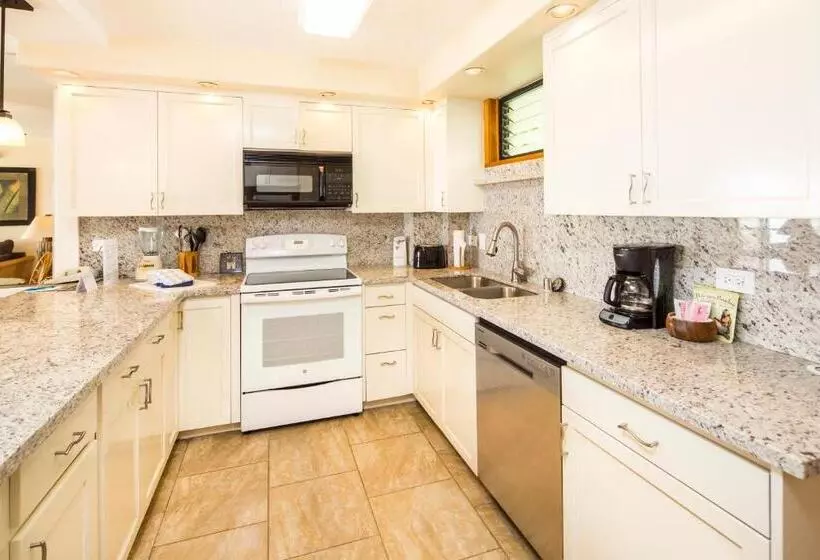 Отель Castle Po Ipū Shores