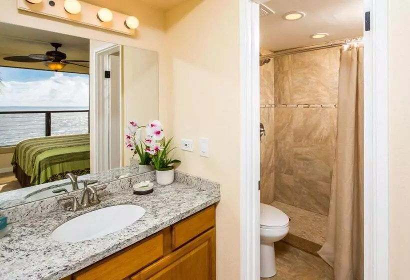 Отель Castle Po Ipū Shores