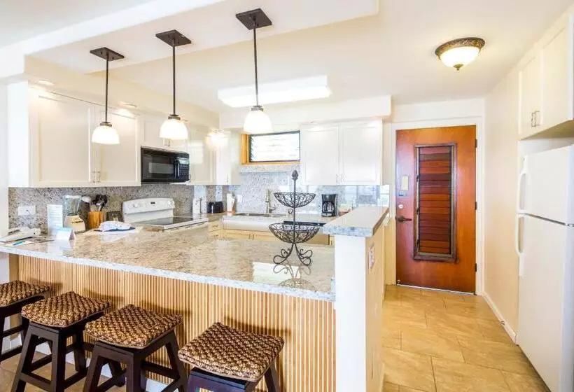 Отель Castle Po Ipū Shores