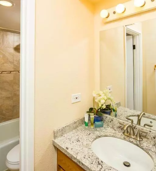 Отель Castle Po Ipū Shores